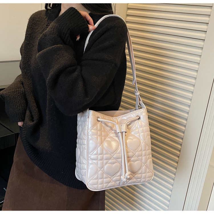 Fashionable large capacity underarm bag with drawstring design, bucket bag, autumn and winter new item, heart-shaped design, women's shoulder bag