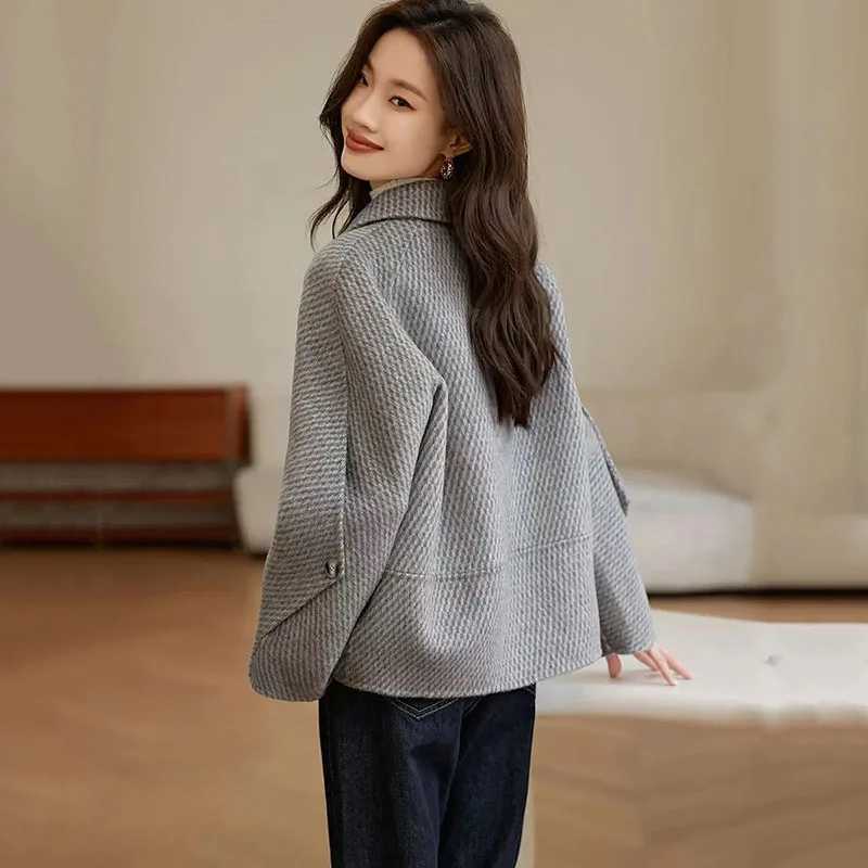 2025 Autumn Winter Womens Woolen Coats New Fashion Korean Solid Short Outerwear Loose Double Breasted Woolen Jacket Female Tops M251027