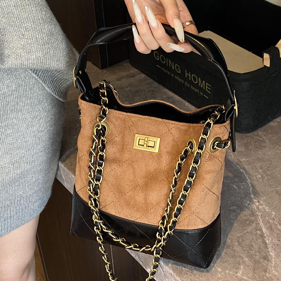 new Free delivery designer shoulder bag Simple and stylish commuting handbag for daily leisure and comfort