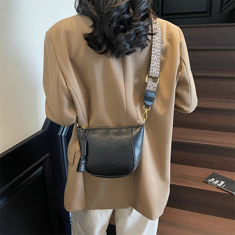 Free shipping designer bag Wide Shoulder Strap Bucket Bag for Women New Versatile Commuter Single Shoulder Crossbody Bag
