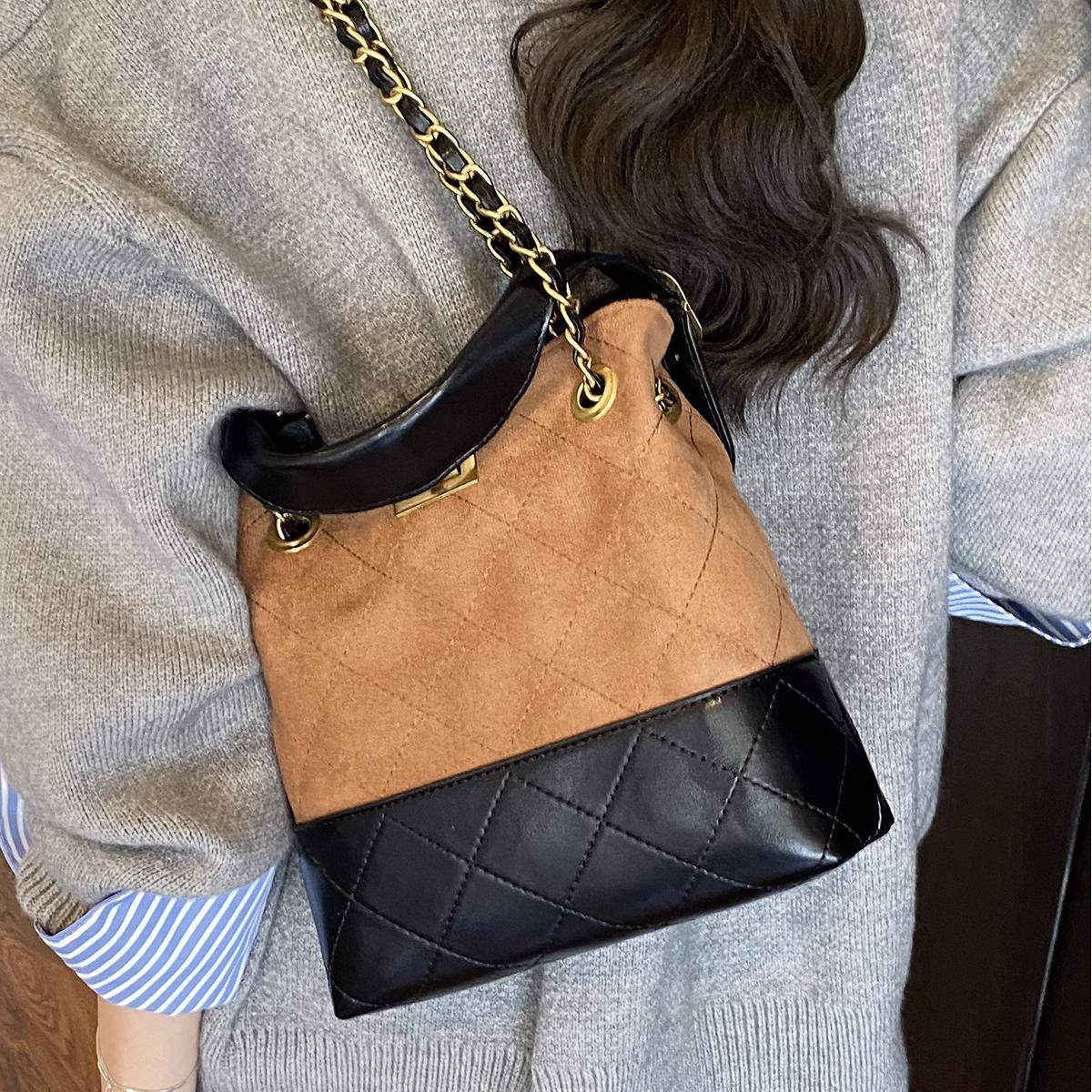 new Free delivery designer shoulder bag Simple and stylish commuting handbag for daily leisure and comfort