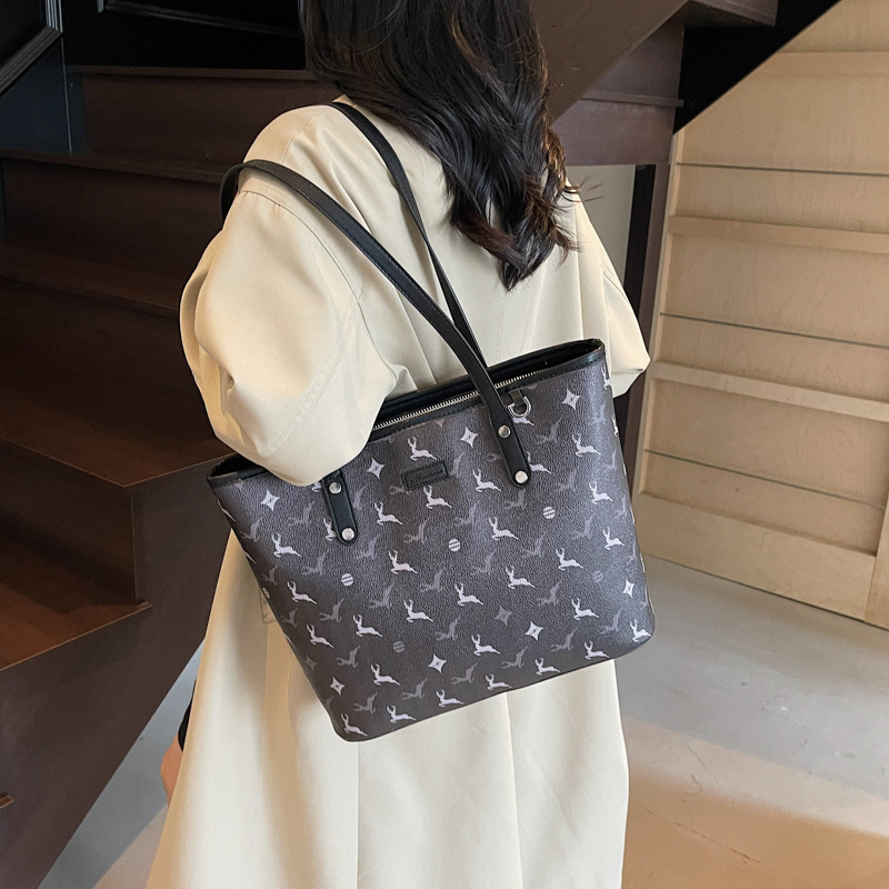 Free shipping designer bag Large Capacity Bag for Women Summer Versatile New Trendy Textured Shoulder Bag Commuter Tote Bag