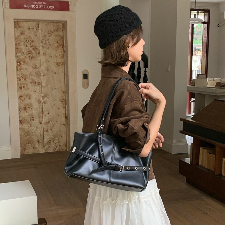 Designer Underarm Bag Autumn/Winter New Large Capacity Commuter Multifunctional Handbag Motorcycle Style Women's Shoulder Bag