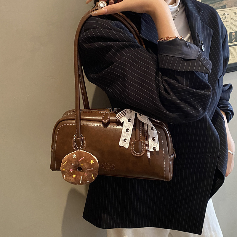 Free shipping designer bag Large Capacity Shoulder Bag Underarm Bag Women New Autumn Winter Commuting Versatile Handheld Bowling Bag