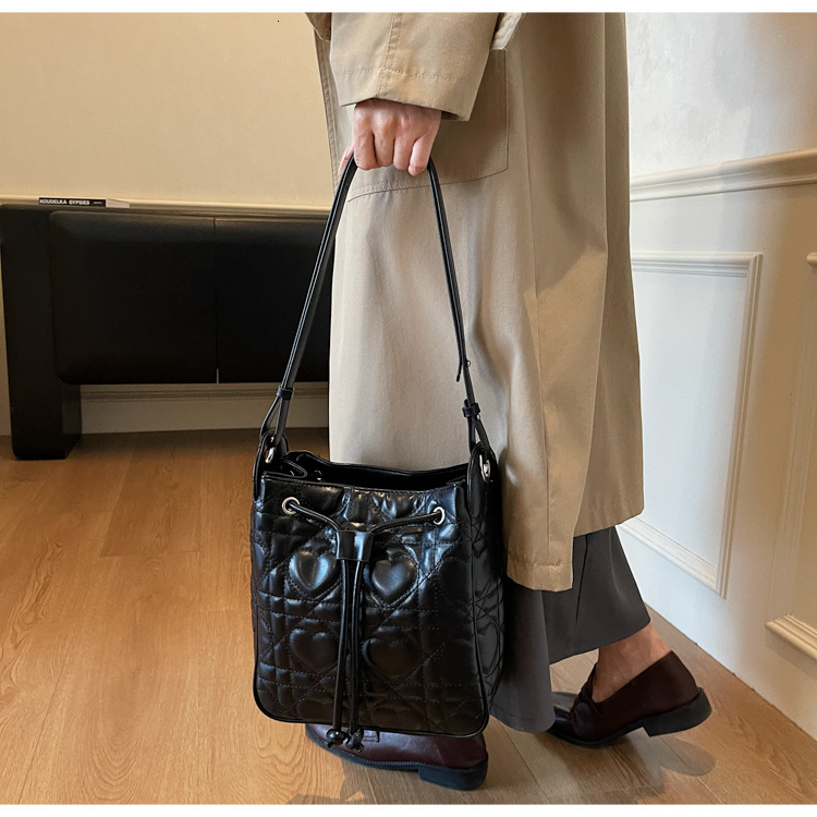 Fashionable large capacity underarm bag with drawstring design, bucket bag, autumn and winter new item, heart-shaped design, women's shoulder bag