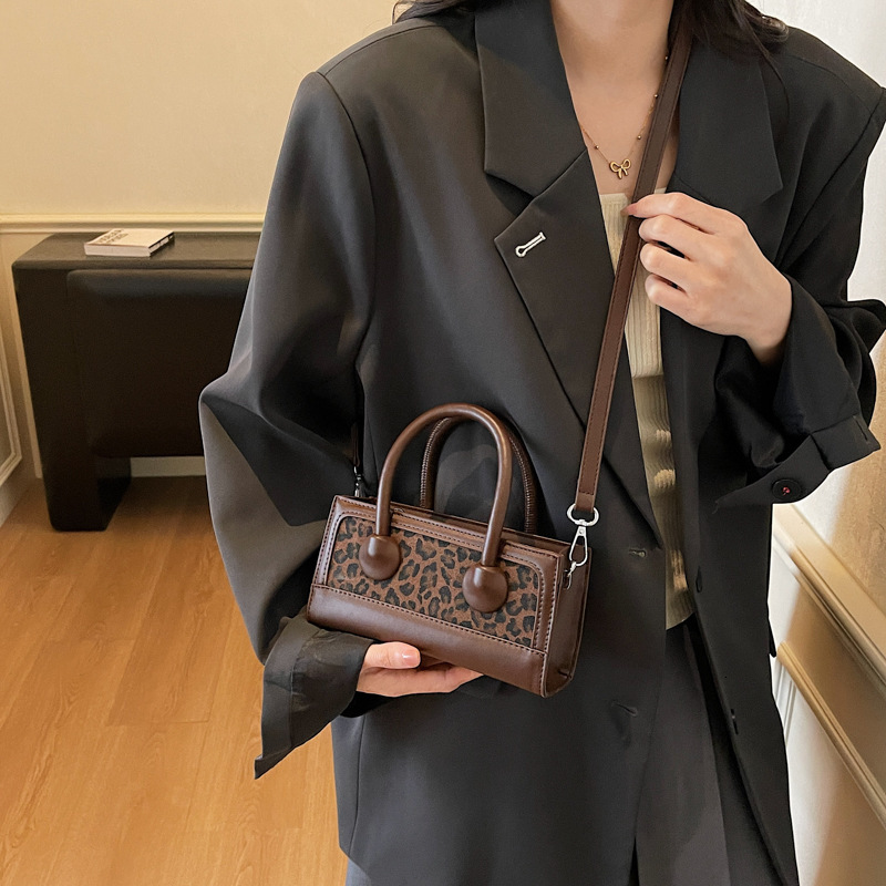 Korean style niche design handbag autumn and winter new elegant casual leopard print design armpit bag versatile fashion women's shoulder bag lux
