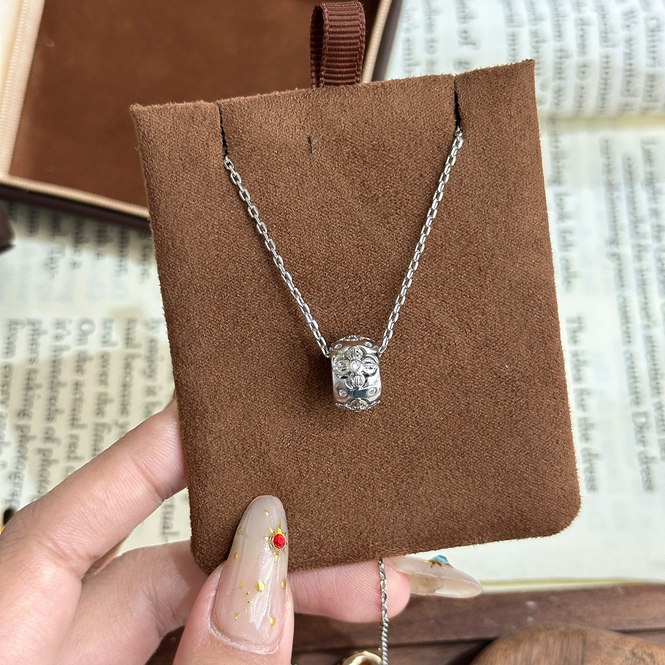 TaiYang New Gold Plated Copper Circle Clover Pendant Necklace, Floral Royal Inspired Adjustable Collarbone Chain for Women