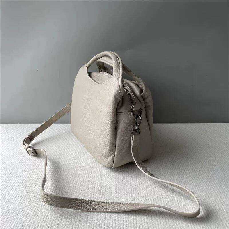 Niche Design Textured Messenger Lightweight Easy To Carry, Simple And Versatile, Fashionable Commuter Bag, 2025