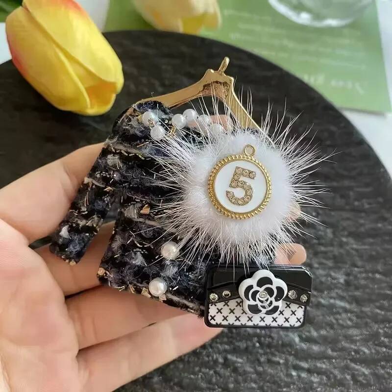 Creative Number 5 Black White Fabric Mink Hair Brooch Plush Clothes Bag Hat Pearl Corsage Brooches Coat Pendant for Women Gift