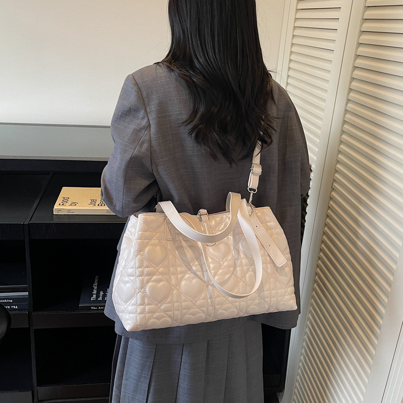Korean elegant style fashionable heart-shaped handbag autumn and winter new item versatile simple style trendy women's shoulder bag luxurious des