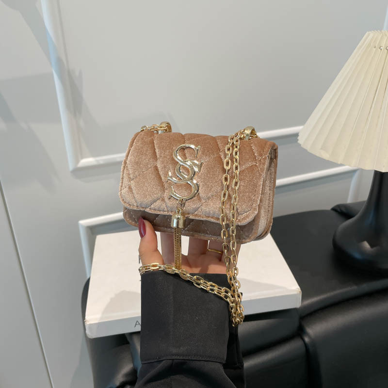 Luxury trendy design small square bag winter new fashion niche design European and American style suede texture women's shoulder bag designer bag