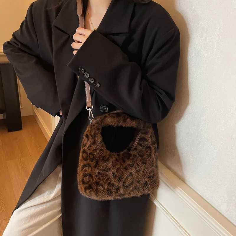 New Luxury Designer Hobo Bag Women Fashion Faux Fur Leopard Print Shoulder Handle Bag Cute Plush Casual Crossbody Bag Y251027