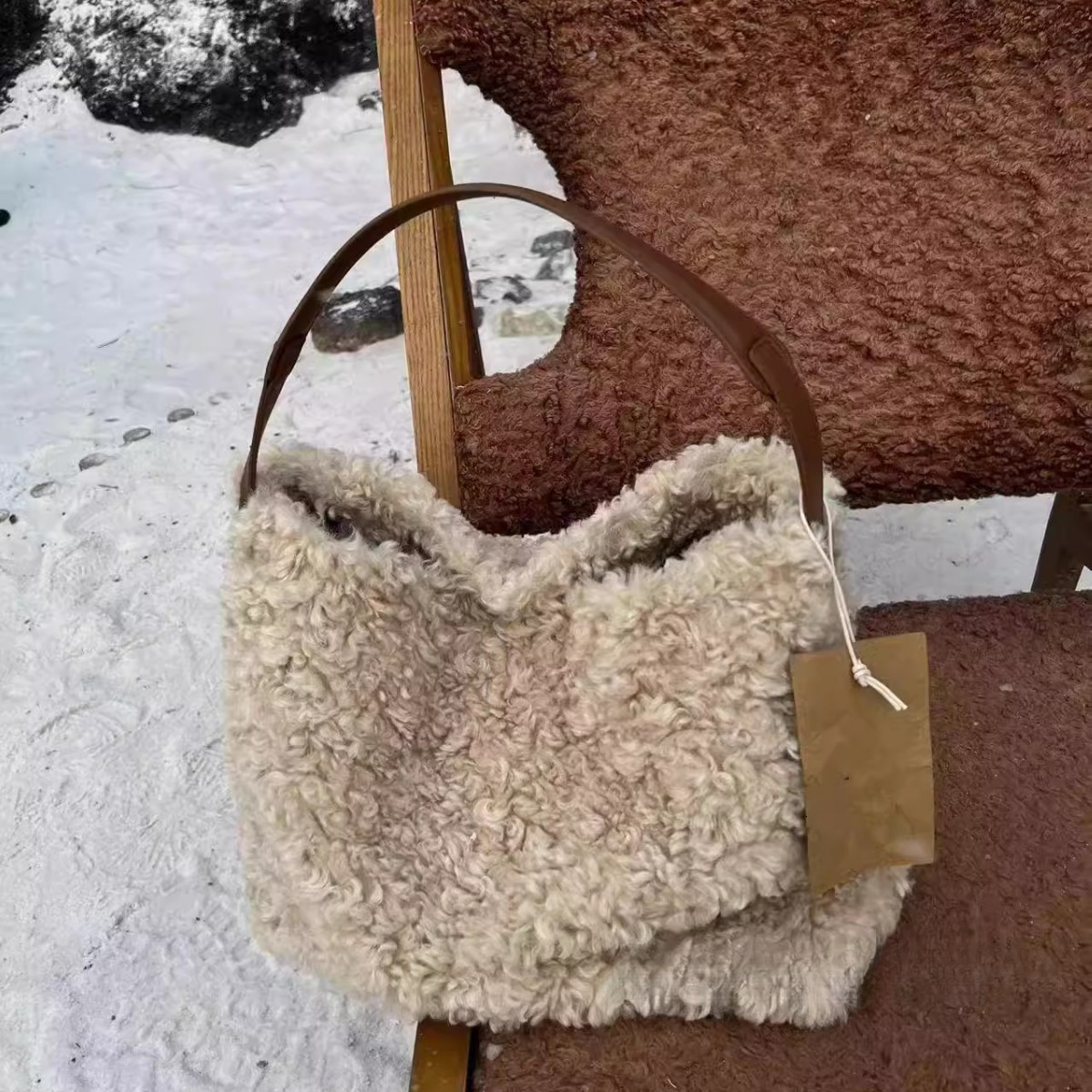 Designer's autumn and winter new wool handbag, loose plush shoulder bag, large capacity fluffy crossbody bag
