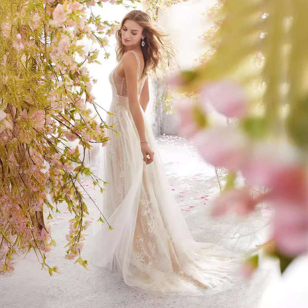 2025 New Sexy Design Fashion V-neck Sleeveless Lace Wedding Dress Gown