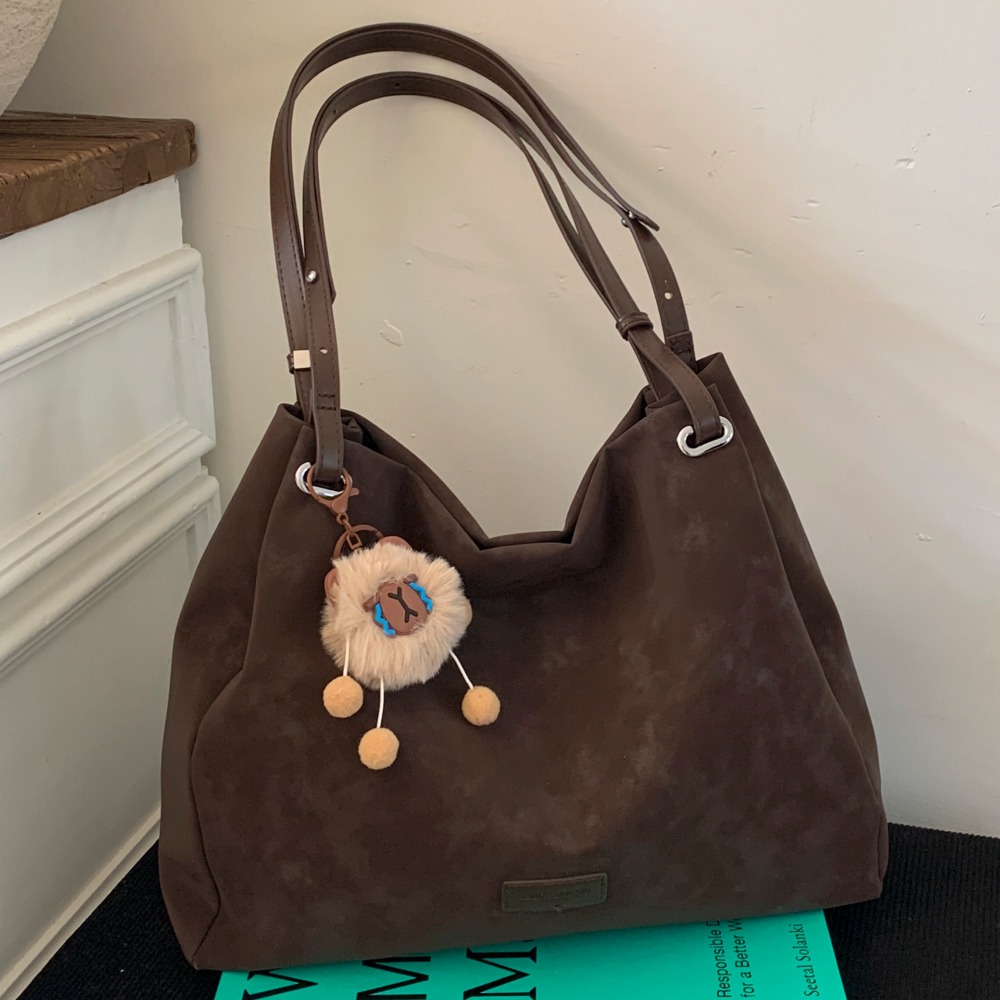 Large-Capacity Womans Premium Tote Versatile Retrospective Design with Comfortable Arm Pit Fit & Elegant Accessorized Clasp