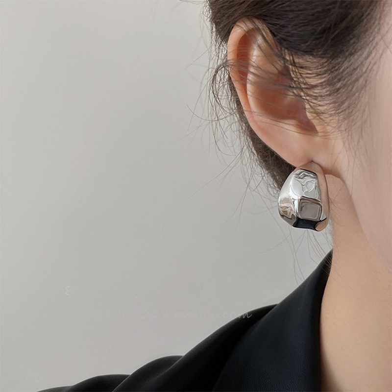 Sier Needle Metal Geometric Faceted C-shaped Minimalist Style Niche Trend Earrings Light Design Sense Ear Jewelry - view 4