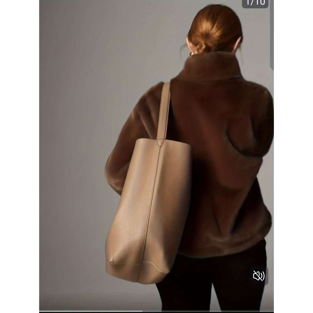 Women's Chic Faux Fur Coat - Thick Warm Short Length With Drop Shoulder Sleeves, Solid Color, Single Button Closure, Regular Fit Fall/Winter, Sty