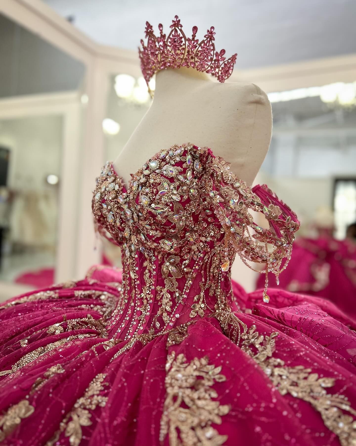 Stunning Crystals Ball Gown Quinceanera Dresses Sequined Prom Gowns Appliqued Off The Shoulder Necke Tulle Sixteen Sweet 15 Masquerade Dress