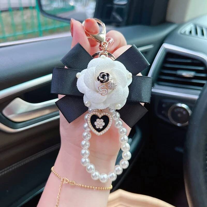 Creative thread with camellia keychain, pearl chainfashionable European and American style, personalized bag decoration pendant