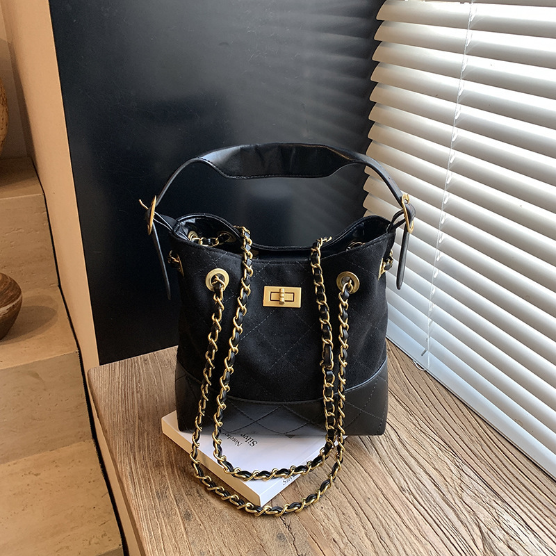 new Free delivery designer shoulder bag Simple and stylish commuting handbag for daily leisure and comfort