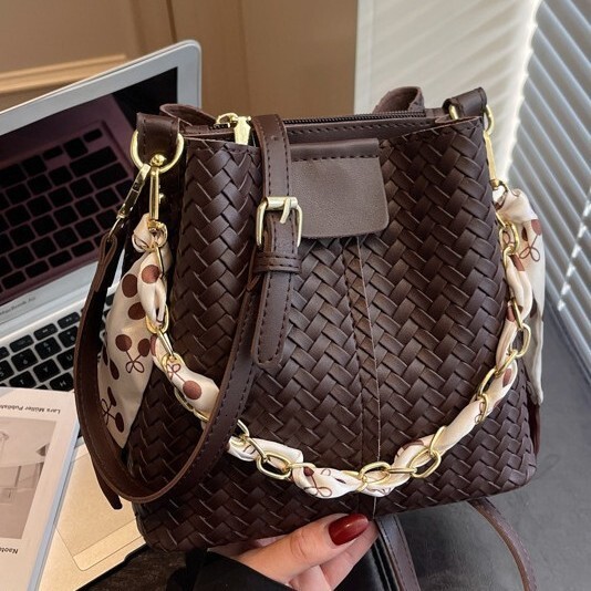 Korean style trendy fashion handbag winter new item niche design woven texture bucket bag retro women's shoulder bag luxury designer bag