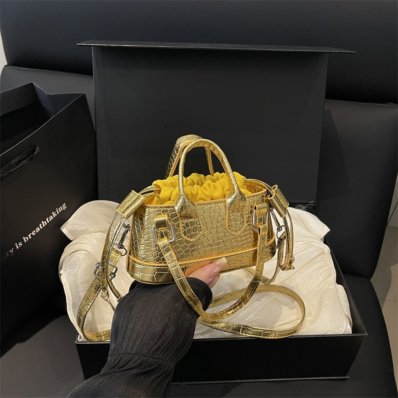 French niche design mini handbag winter new fashion retro texture design trendy women's shoulder bag elegant luxury designer bag