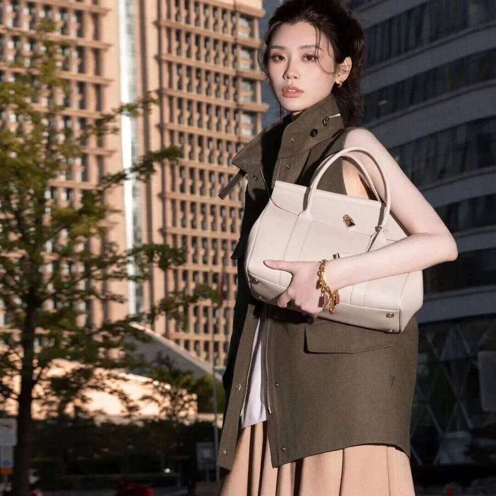 DSGUTWO Large Capacity Shoulder Tote Bag Grainy Leather Handbag For Travel Soft Shape From Mainland China