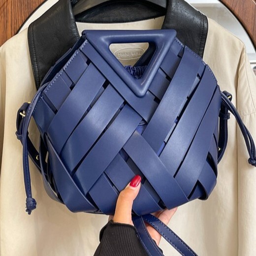 Korean woven design with hollowed out splicing design handbag, winter new fashion trend triangle clip bag, women's shoulder bag, luxury designer 