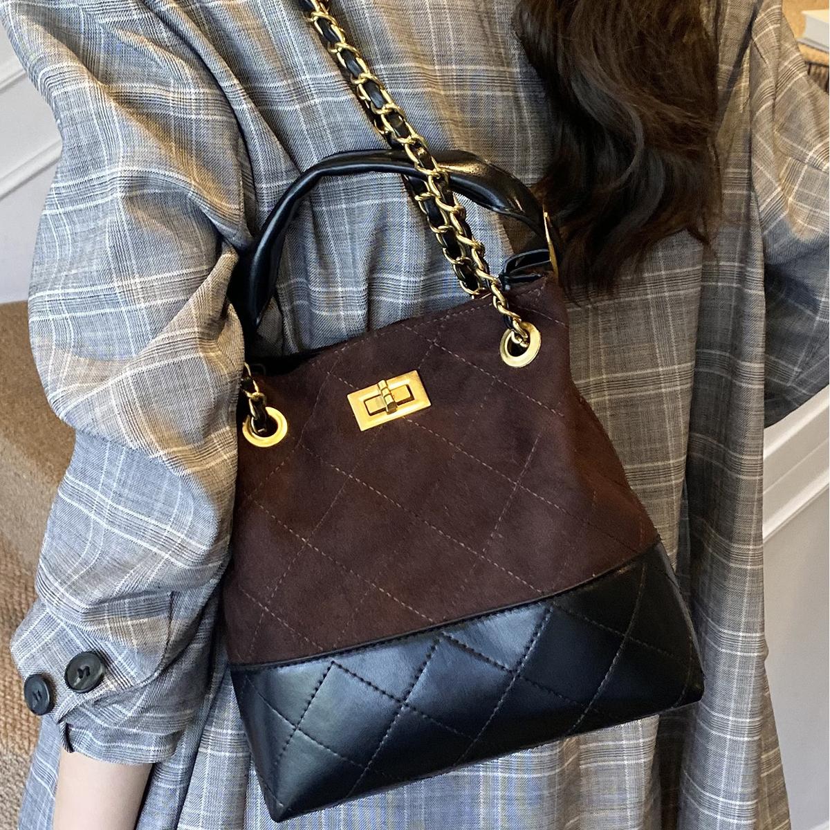 new Free delivery designer shoulder bag Simple and stylish commuting handbag for daily leisure and comfort