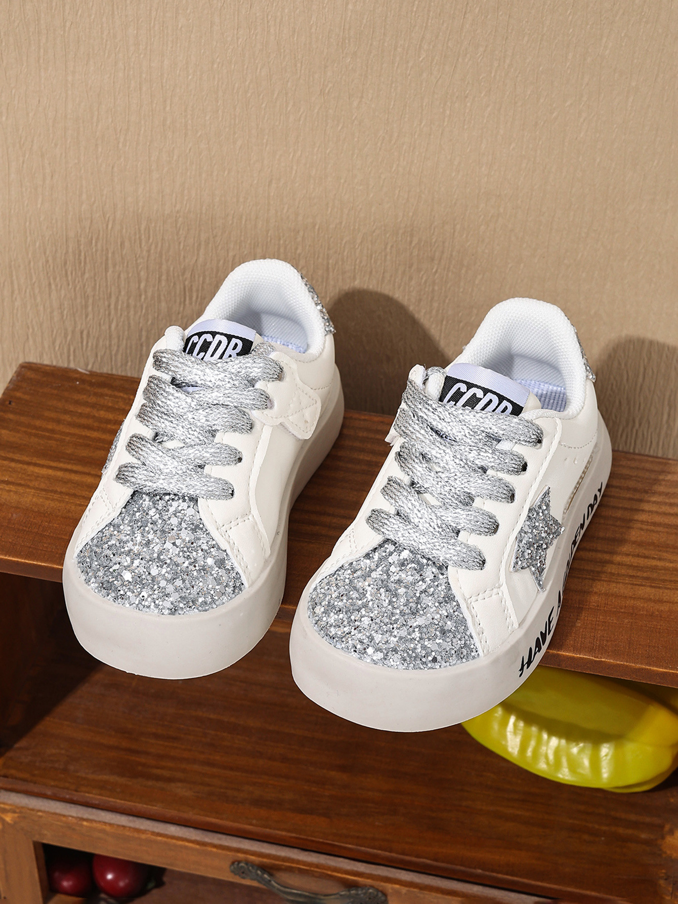 Designer Shoes 2025 Autumn New Style Little Girl Soft-soled Casual Shoes Fashion Sequined star White Sneakers Anti-slip board shoes Free shipping