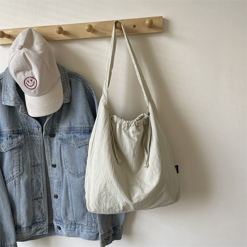 Free shipping designer bag Casual Canvas Large Capacity Bag for Women New Trendy Fashion Shoulder Bag College Student Commuting Versatile Tote Bag