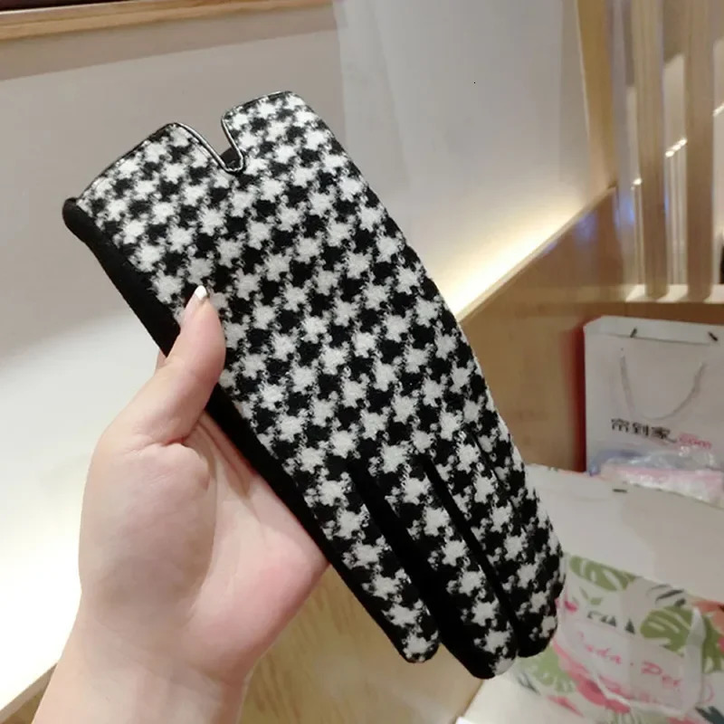 Vintage Plaid Mittens Womens Autumn Winter Glove Gothic Lolita Emo Gloves Black Cashmere Guantes Calefactable Invierno Mujer 251024