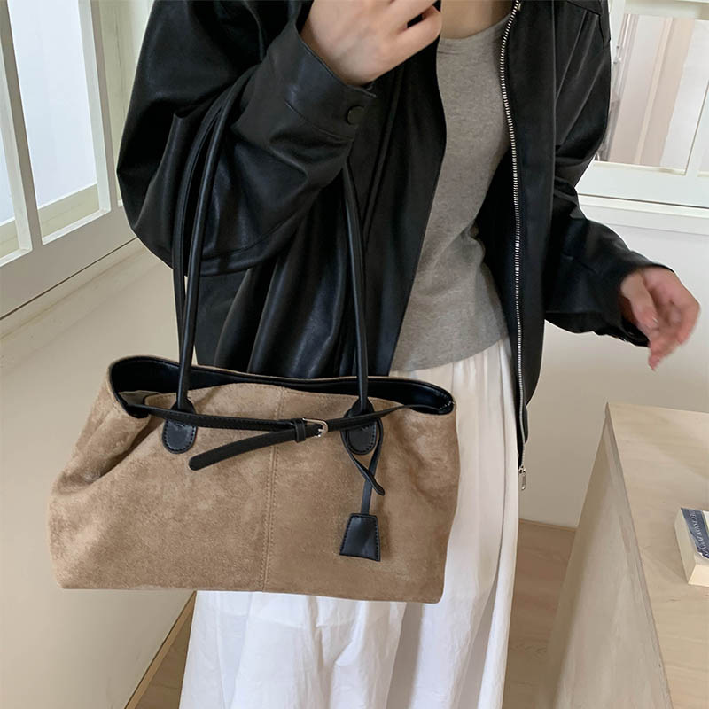 Free shipping designer bag High-end Large Capacity Bag for Women New Autumn and Winter Casual Commuter Shoulder Bag Women Tote Bag