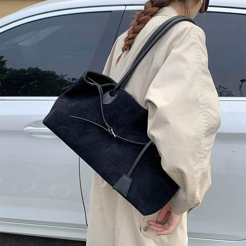 Free shipping designer bag High-end Large Capacity Bag for Women New Autumn and Winter Casual Commuter Shoulder Bag Women Tote Bag