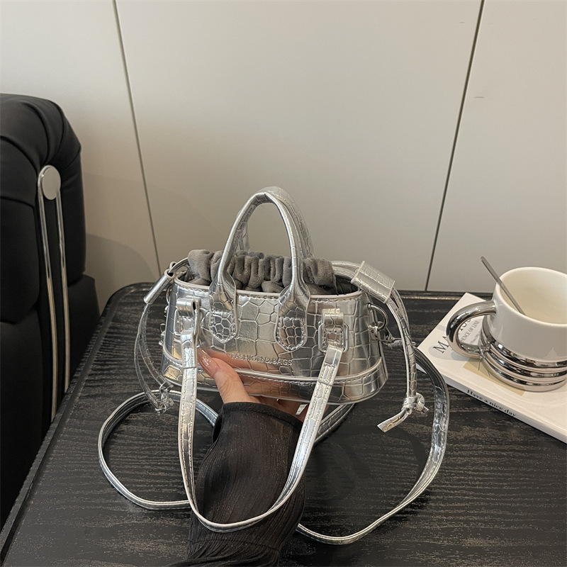 French niche design mini handbag winter new fashion retro texture design trendy women's shoulder bag elegant luxury designer bag