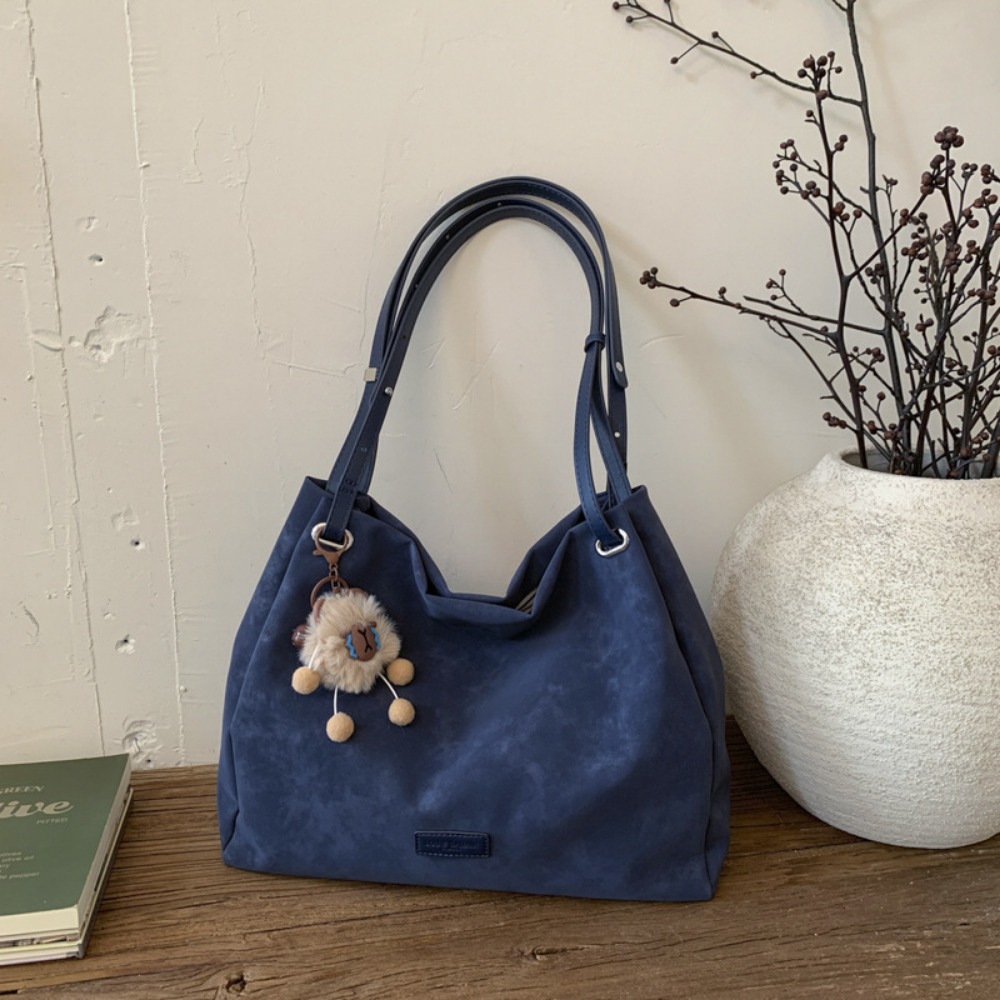 Large-Capacity Womans Premium Tote Versatile Retrospective Design with Comfortable Arm Pit Fit & Elegant Accessorized Clasp