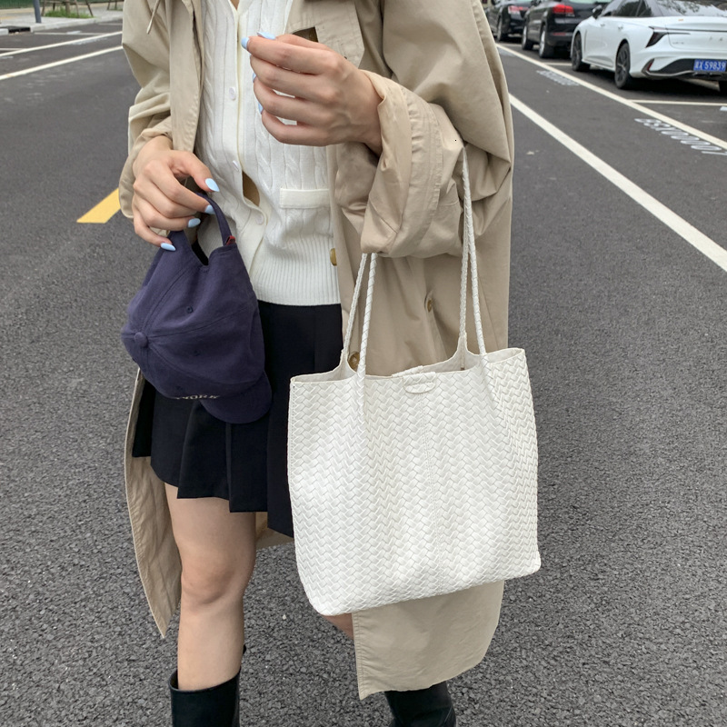 Free shipping designer bag Woven Pattern Large Capacity Single Shoulder Tote Bag for Women New Fashion Soft Leather Commuter Underarm Bag