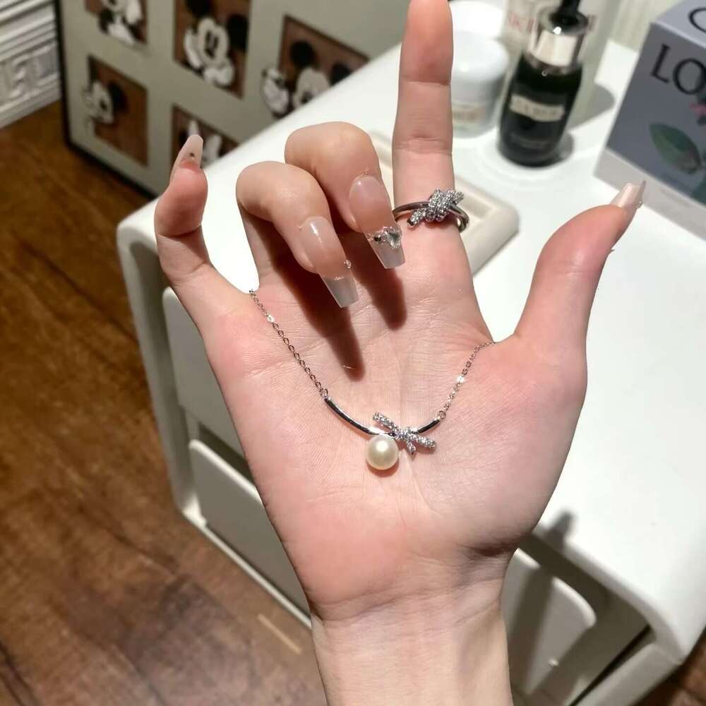 Pendant Necklace Designer Exquisite Sweet Freshwater Pearl Necklace for Women Smile Bowknot Gentle Temperament Collarbone Chain Trendy