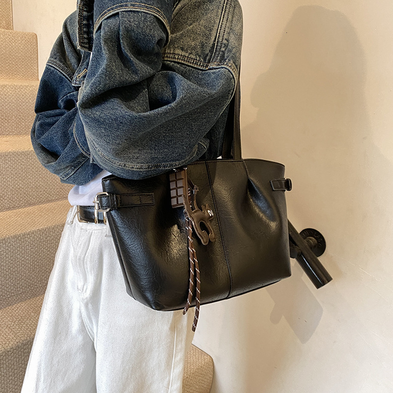 Free shipping designer bag Niche Underarm Bag for Women Autumn New Fashion Tote Bag High-End Commuter Handbag