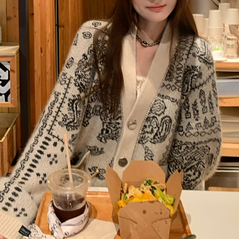 Designer clothing, fashionable heavy-duty craft sweater jacket, artistic jacquard raccoon wool knitted cardigan