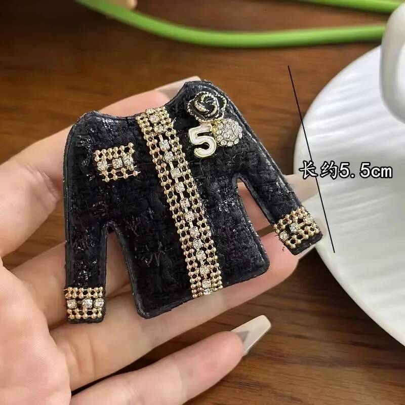 Creative Number 5 Black White Fabric Mink Hair Brooch Plush Clothes Bag Hat Pearl Corsage Brooches Coat Pendant for Women Gift