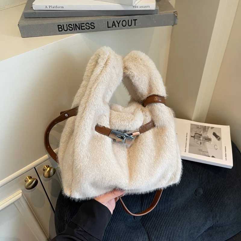New Cute and Versatile Faux Fur Top Handle Bag Women Fashion Korean Crossbody Shoulder Bag Leisure Commuting Bucket Bag Y251027