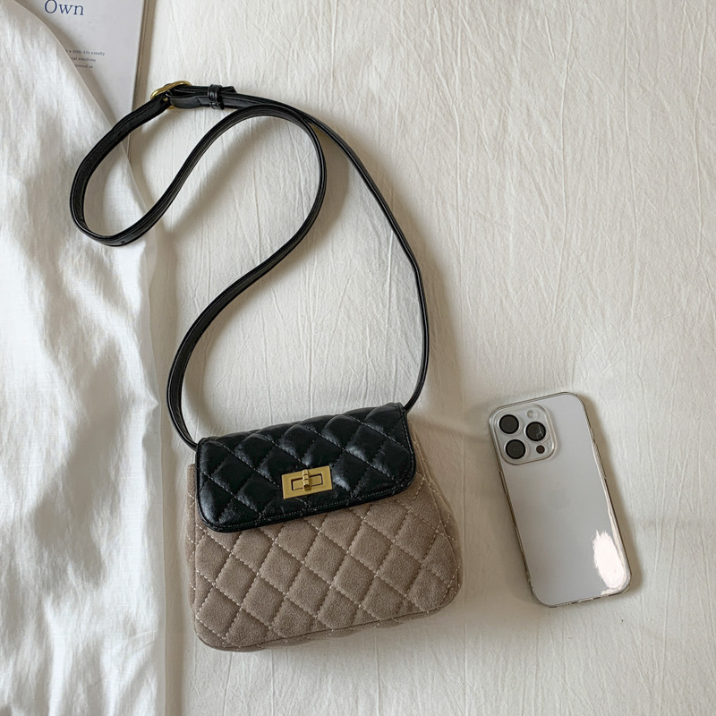 new Free delivery designer shoulder bag Simple handbag with solid color design essential for daily commuting