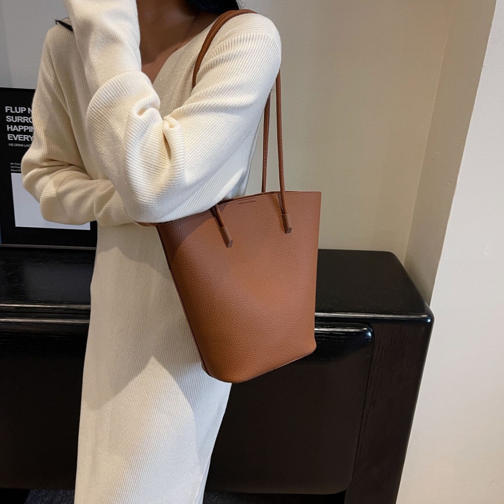 Trendsetting Retro-Themed Oversized Handbag by Women Durable Fabric Shouldersack Ideal For Daily Carry