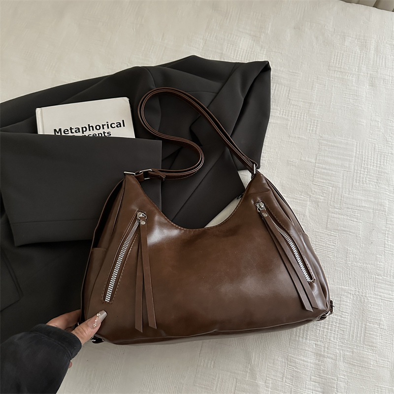 Winter new retro fashion women's handbag with simple Korean style niche design, luxurious texture, armpit bag, elegant designer bag