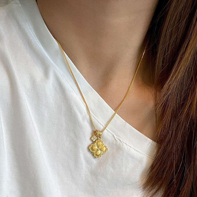 Traditional Four-Leaf Clover Pendant Light High-End Necklace Accessory Exquisite Style