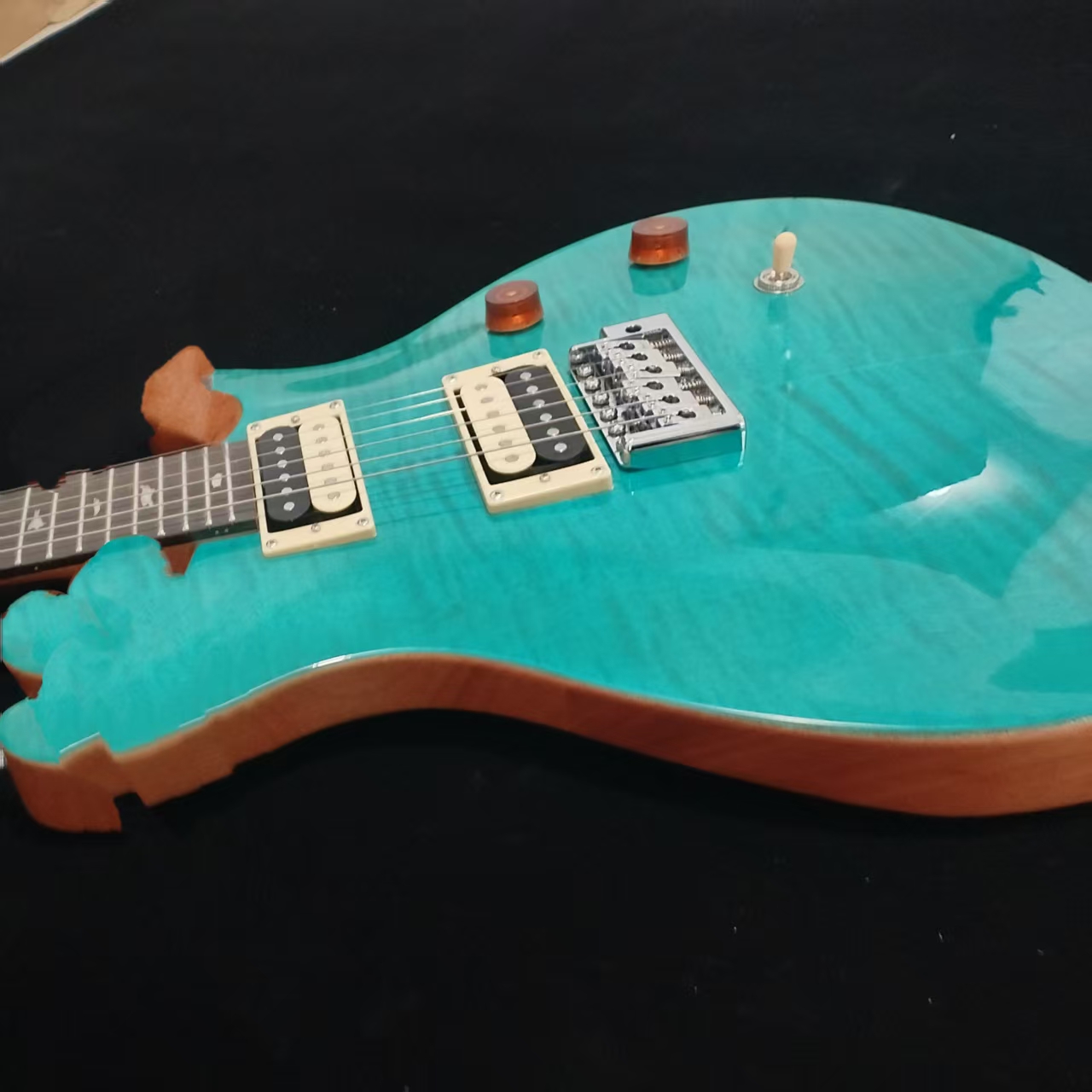 Blue tiger-patterned design, electric guitar with a rosewood body; the sound is rich and full; for more details and images, please contact customer se