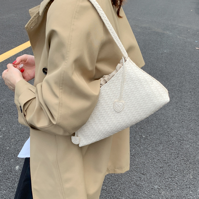 Free shipping designer bag High-end Woven Pattern Single Shoulder Tote Bag for Women New Ins Fashion Versatile Handbag Commuter Handbag