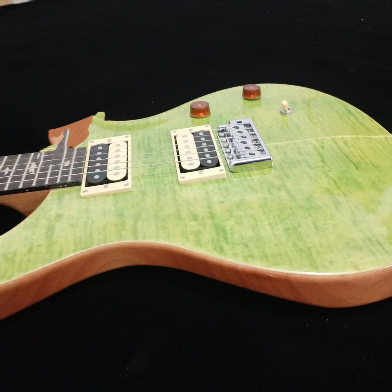 Green tiger-patterned design, electric guitar with a rosewood body; the sound is rich and full; for more details and images, please contact customer s