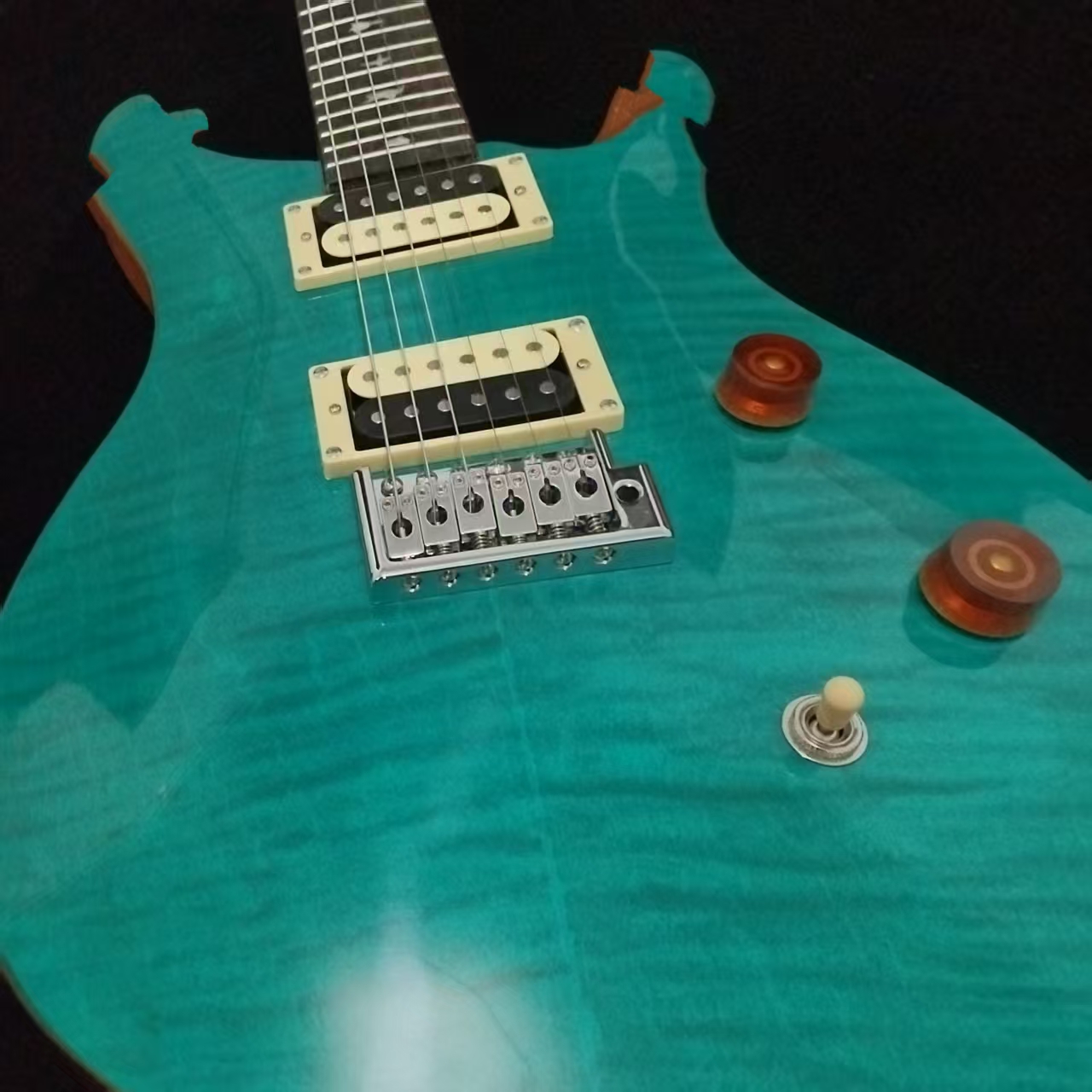 Blue tiger-patterned design, electric guitar with a rosewood body; the sound is rich and full; for more details and images, please contact customer se